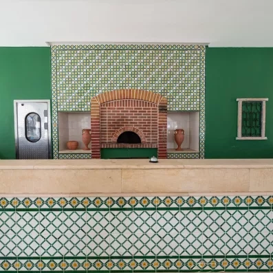 Four à pizza traditionnel en briques avec décorations en mosaïques vertes au Djerba Golf Resort.