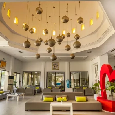 Salon d'accueil spacieux sous un dôme oriental avec suspensions design au cœur du Djerba Aqua Resort.