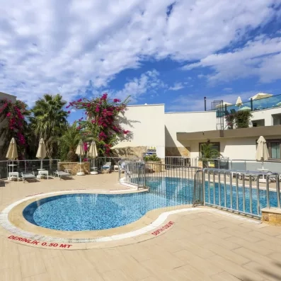 piscine extérieure vue sur l'hôtel
