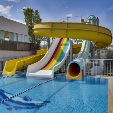 piscines avec des toboggans 