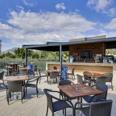 snack bar de l'hôtel sur la terrasse en hauteur