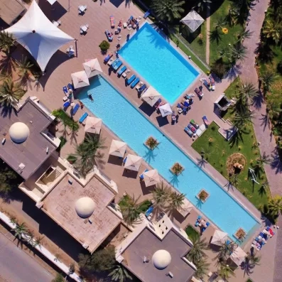 Vue aérienne des piscines lagon et des jardins du César Thalasso à Djerba en Tunisie.