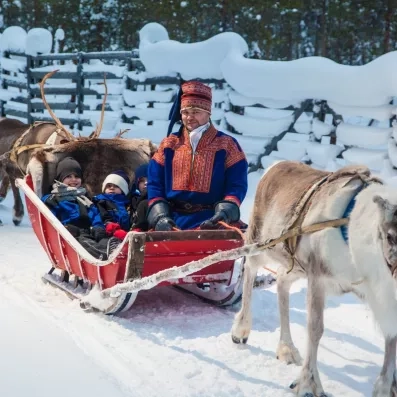 Activité de traineaux de reine sur la neige avec un monsieur portant l'habit traditionnel 