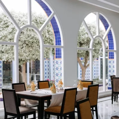 Restaurant italien Il Gusto à l'hôtel Djerba Golf avec grandes baies vitrées et décoration méditerranéenne raffinée.