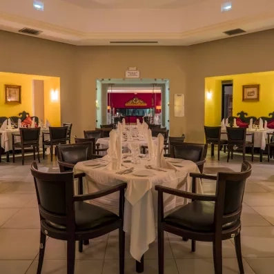 Restaurant à la carte La Rotonde proposant une ambiance feutrée et gastronomique à Djerba.