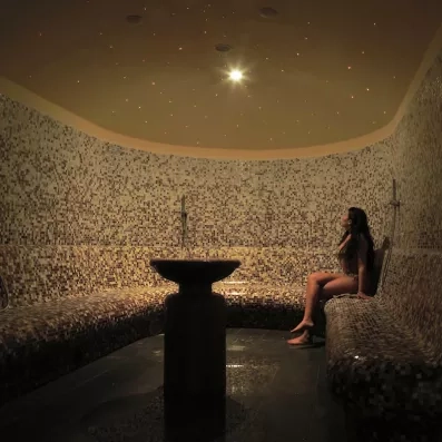 Hammam traditionnel aux mosaïques scintillantes et ciel étoilé pour une expérience culturelle et détente à Djerba.