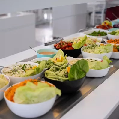 Large sélection de salades fraîches et crudités au buffet varié du restaurant principal à Djerba Golf.