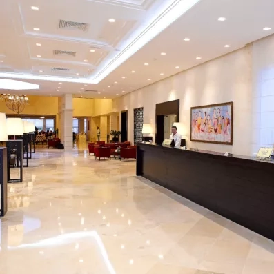 Hall d'accueil doté d'un salon pour se détendre et d'un comptoir avec réceptionniste