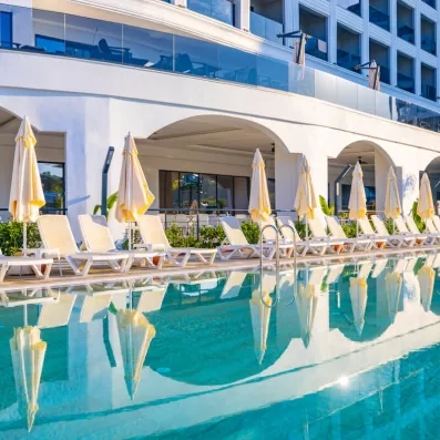 piscine avec transats et parasols