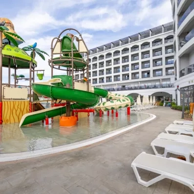 pataugeoire avec mini toboggans pour les enfants