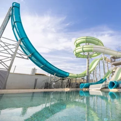 piscine avec des toboggans 