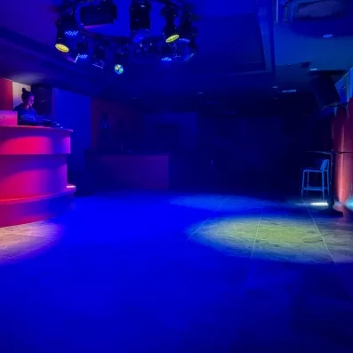 discothèque avec pistes de danse et lumières