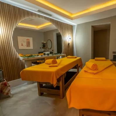 espace de détente avec une table de massage 