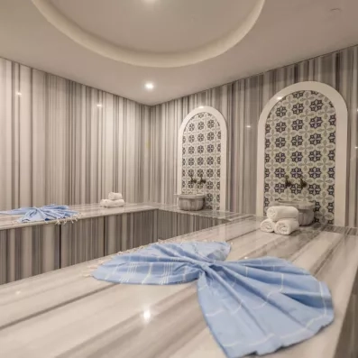 espace de détente avec un autre bain turc