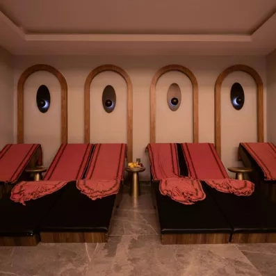 salle de relaxation avec des transats