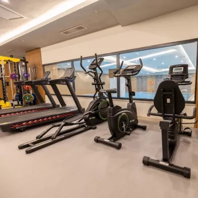 salle de fitness avec machines de musculations