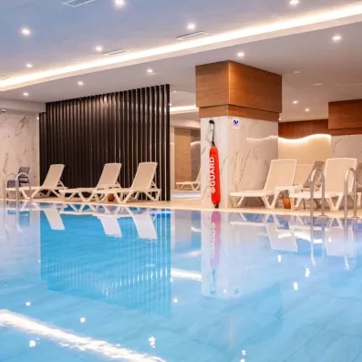 piscine intérieure avec des transats