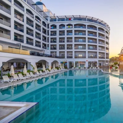 piscine extérieure avec vue sur l'hôtel