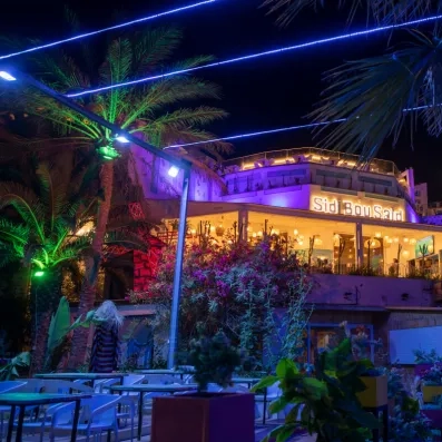 Restaurant Sidi Bou Said illuminé la nuit avec éclairages colorés et ambiance festive.