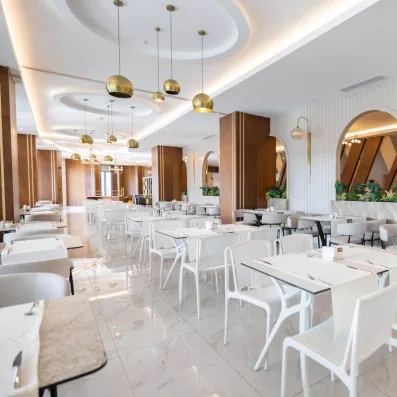 salle de restaurant intérieur en blanc 