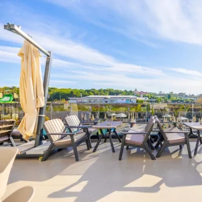 bar extérieur sur la terrasse avec tables et chaises en plastiques