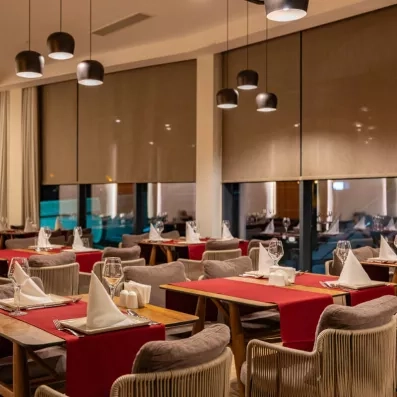 salle de restaurant pour le buffet buffet aux tons rouges