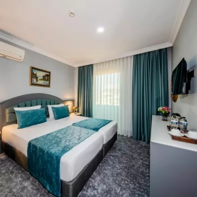 chambre avec un lit double et une télévision murale