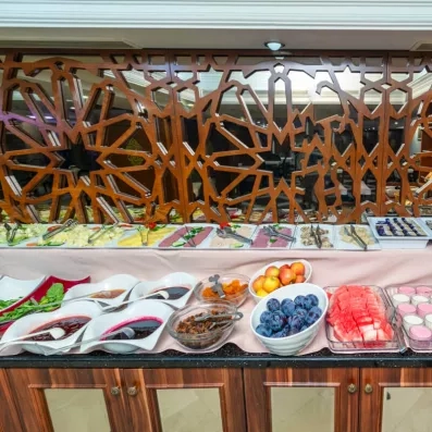 Vue sur le comptoir du buffet