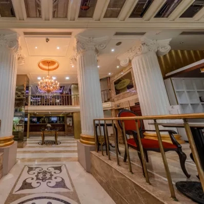 hall d'entrée avec un grand lustre