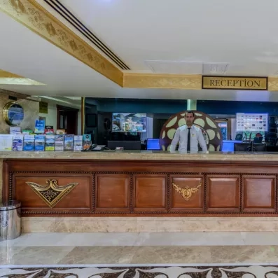 hall d'entrée avec comptoir de réception