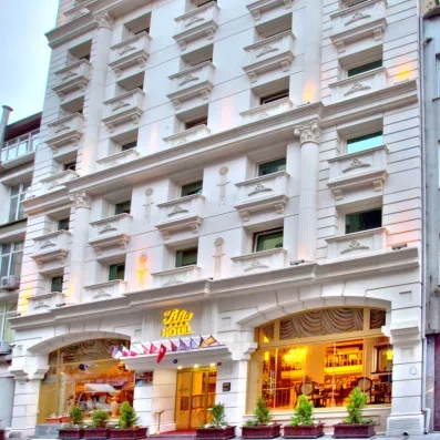 façade de l'hôtel avec le bâtiment extérieur