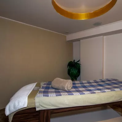 espace de détente avec une table de massage 