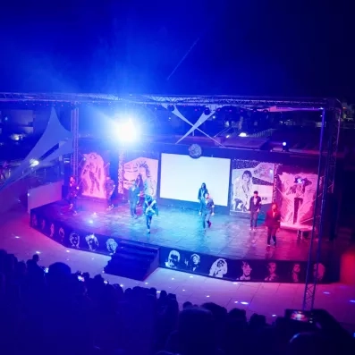 Spectacle de danse nocturne sur la scène extérieure de l'amphithéâtre du One Resort Aqua Park.
