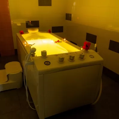 Baignoire d'hydromassage thérapeutique et relaxante au centre de bien-être du One Resort Aqua Park à Monastir.