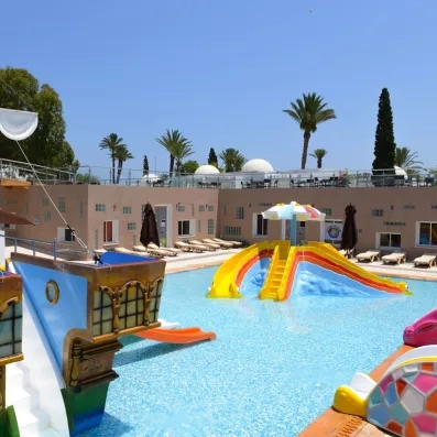 Piscine pour enfants avec toboggans colorés et aire de jeux aquatiques au One Resort Aqua Park.