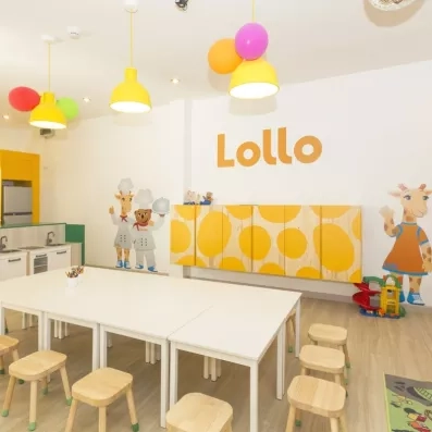 Une salle d'activités lumineuse et colorée pour les jeunes enfants.