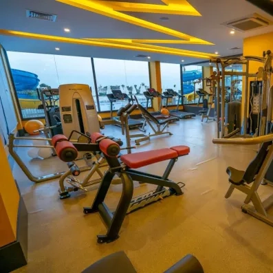 salle de fitness avec machines de musculations