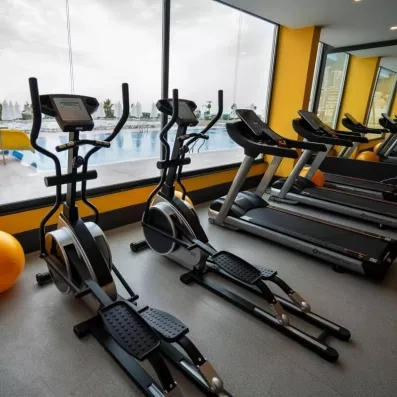 salle de fitness avec équipements