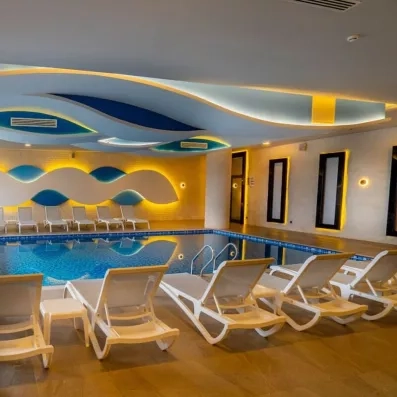 piscine intérieure avec des transats