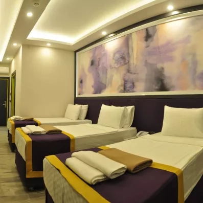 chambre avec trois lits simples