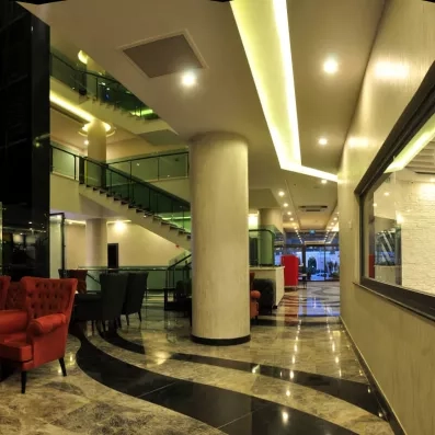 hall d'entrée avec coin salon et réception