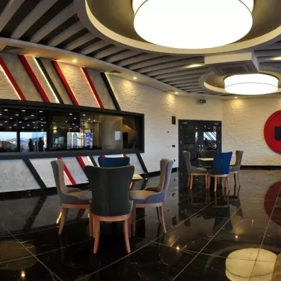 espace de bar avec tables et chaises