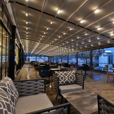 espace de détente avec un coin salon et un bar