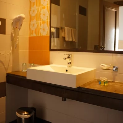 Vasque moderne et produits d'accueil dans la salle de bain design du One Resort Aqua Park Monastir.