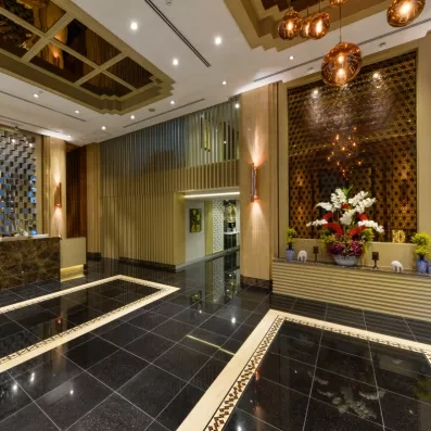 Une vue de la réception mettant en avant des détails raffinés de décorations.