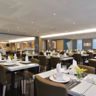 Une vue large de l'espace de restauration avec des tables.