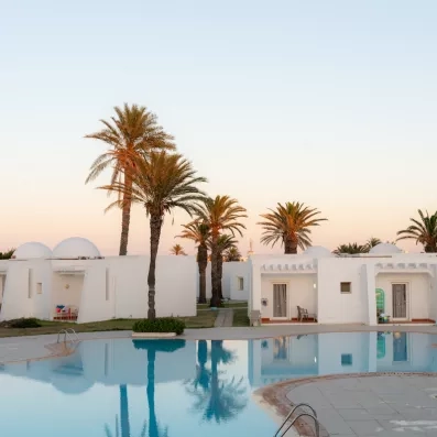 Vue sur la piscine extérieure et les hébergements de style tunisien du One Resort Aqua Park Monastir.