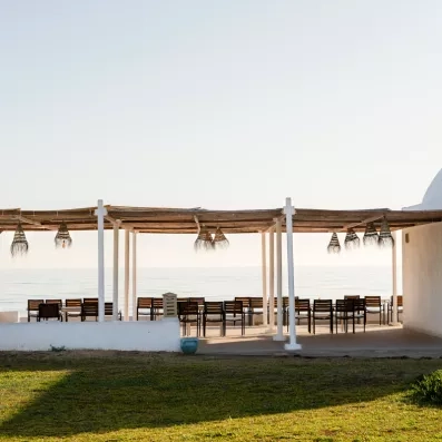Terrasse ombragée du restaurant de plage face à la mer Méditerranée au One Resort Aqua Park Monastir.