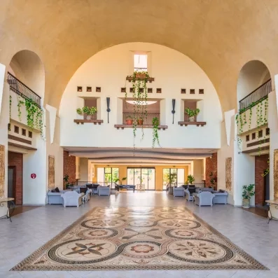 Hall d'entrée majestueux du Djerba Resort avec une immense mosaïque au sol et une architecture voûtée.