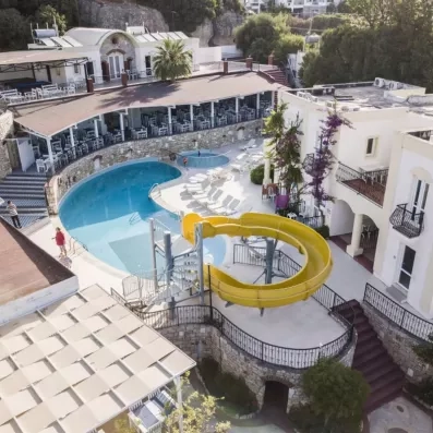 vue en hauteur de la piscine avec des toboggans 